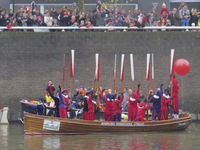 906670 Afbeelding van een 'pietenboot' op de Stadsbuitengracht bij de Tolsteegbrug te Utrecht, die over de Oudegracht ...